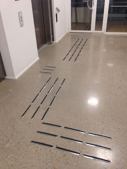 Tactile Flooring - Ledstråk element rostfritt stål med kontrasterande inlägg av TPU